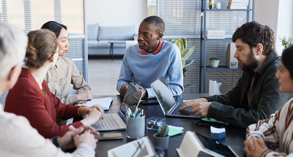 Menguasai Rapat Debrief: Panduan untuk Menjadi Tuan Rumah yang Efektif
