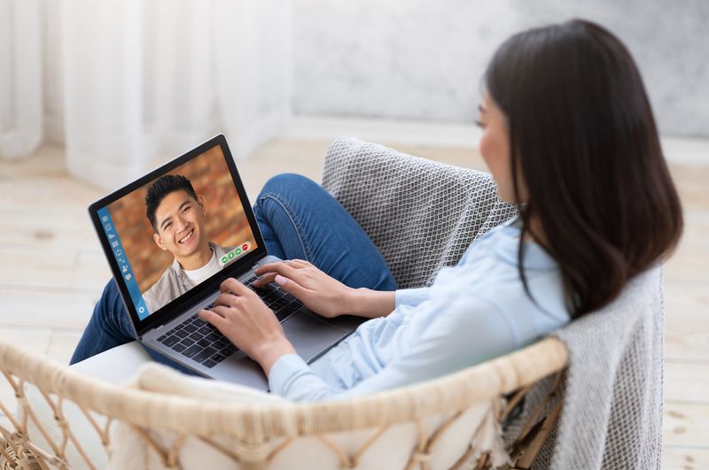 Perhatikan 8 Hal ini Sebelum Menjalin Hubungan dengan Seseorang yang Ditemui Secara Online