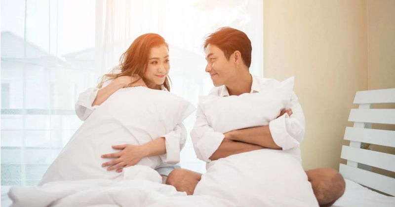 Pillow Talk: Obrolan Intim yang Penting Dilakukan Suami Istri