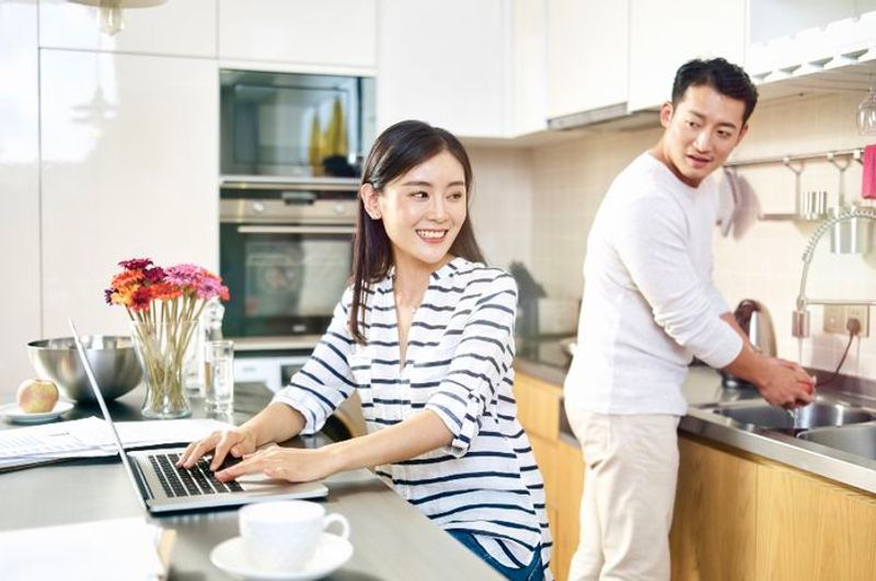Suami-Istri Work from Home? Berikut Cara Efektif Berbagi Pekerjaan Rumah Tangga