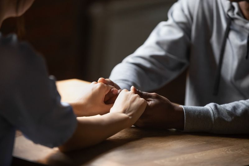 Setiap pernikahan impian yang Anda saksikan memiliki kisah di balik layar yang mungkin tidak terduga. Perayaan tersebut mungkin tampak indah, seolah-olah semua aspek terlihat sempurna. Meskipun tidak dapat dihindari untuk berasumsi bahwa perencanaan pernikahan berjalan lancar, lebih bijaksana jika Anda juga memikirkan upaya di balik sebuah pesta yang sukses, yakni upaya mengelola keuangan. Sering kali, tidak peduli berapa lama pasangan telah bersama, ketika uang menjadi subjek pembahasan, tiba-tiba hal tersebut bisa menjadi masalah. Jika tidak ditangani dengan baik, masalah yang belum terselesaikan akhirnya membuat seluruh proses perencanaan pernikahan menjadi runyam, terutama ketika kasus serupa terungkit di masa depan. Itu sebabnya, kali ini Bridestory akan membahas beberapa situasi keuangan yang mungkin dapat terjadi saat perencanaan pernikahan, bersama dengan beberapa tips tentang bagaimana Anda dapat menghindari konflik serupa. Diskusikan Situasi Keuangan Anda Saat Ini Meski canggung, situasi keuangan Anda adalah topik serius dan bahkan wajib dibahas sebelum Anda memantapkan langkah menuju pelaminan bersama dengan pasangan Anda. Selain itu, jika Anda memiliki hutang atau pinjaman yang dapat memengaruhi perencanaan pernikahan dan kehidupan pernikahan Anda kelak, bicarakan secara terbuka tentang hal itu, termasuk pendekatan Anda terhadap tabungan dan investasi. Topik lebih lanjut tentang bagaimana Anda membagi kewajiban keuangan atau biaya hidup sesudahnya, seperti akomodasi, biaya perawatan anak, dan sebagainya akan baik untuk didiskusikan bahkan sebelum menikah. Melalui percakapan ini, Anda dapat memeriksa apakah Anda dan pasangan cocok secara finansial dan menghindari konflik di masa mendatang. Buat Rincian Anggaran Pernikahan dan Kebutuhan Setelah Menikah Setelah mempertimbangkan poin pertama yang menyimpulkan beberapa aspek utama yang harus dipenuhi di masa depan, mengidentifikasi keinginan dan kebutuhan Anda untuk pernikahan akan lebih mudah. Ketika Anda telah menetapkan anggaran biaya pernikahan, Anda pun akan lebih mudah dalam menentukan pada aspek apa saja Anda dapat menghemat atau sekaligus memotong pengeluaran tersebut. Misalnya, beberapa pasangan bermimpi memiliki sesi pre-wedding mereka di luar negeri, sehingga dibutuhkan biaya yang lebih besar untuk anggaran pemotretan tersebut. Sementara, beberapa pasangan lainnya mungkin lebih suka bulan madu di destinasi eksotis dan lebih memilih untuk mengadakan pemotretan pre-wedding yang lebih sederhana. Atau mungkin Anda salah satu dari pasangan yang lebih menghargai perhiasan daripada resepsi pernikahan nan mewah? Pilihan sepenuhnya ada di tangan Anda dan pasangan. Pahami Etika dalam Membagi Biaya Pernikahan Setelah menetapkan anggaran, langkah penting lainnya adalah menetapkan perhitungan untuk seluruh biaya terkait pernikahan. Artinya, Anda harus tahu siapa pihak yang akan membayar atau berapakah anggaran yang dimiliki oleh masing-masing pihak untuk hari pernikahan. Setelah menentukan bagian tersebut, pihak yang memberikan kontribusi lebih besar harus selalu ingat untuk tidak mengungkitnya, atau bahkan memaksakan pendapat selama proses perencanaan berlangsung. Jika orang tua Anda juga ingin berkontribusi dalam urusan finansial untuk pesta pernikahan tersebut, jangan lupa untuk menentukan sendiri hal-hal apa yang ingin Anda bayar, misalnya, busana dan cincin pernikahan. Kenali Kebiasaan Pasangan dalam Mengelola Keuangan Setiap orang memiliki penerapan keuangan yang berbeda. Beberapa orang bisa dikategorikan sebagai pemboros, sementara yang lain dapat mengelola keuangannya secara sangat hemat. Jadi, ketika merencanakan pernikahan, bersiaplah untuk terkejut saat menjalani prosesnya. Anda mungkin memiliki kebiasaan berbelanja secara royal pada satu hal, tetapi bisa saja pasangan Anda tidak setuju dengan keputusan tersebut atau sebaliknya. Jadi, pastikan Anda membicarakan harapan Anda untuk menghindari argumen di masa depan. Bahkan sebenarnya, sebagian besar argumentasi yang terjadi dengan pasangan di kemudian hari terjadi karena hal-hal kecil. Tentunya juga, ingatlah untuk menghormati keputusan satu sama lain terlebih dahulu sebelum Anda memutuskan untuk mengakhiri perdebatan dan berkompromi. Jika konflik tetap terjadi, selalu ingat untuk menjaga emosi dan ego Anda. Pikirkan dengan jernih dan diskusikan dengan pasangan Anda tentang bagaimana Anda harus menangani masalah tersebut, kemudian fokus pada solusinya. Jika Anda dan pasangan tidak mencapai kesepakatan, maka hal tersebut hanya akan menjadi sumber konflik di masa depan. Diskusi seputar biaya pernikahan juga bisa menjadi langkah awal bagi Anda dan pasangan untuk saling terbuka, sebelum nantinya Anda akan berhadapan dengan isu keuangan rumah tangga yang mungkin lebih pelik. Semakin cepat Anda membicarakan kondisi keuangan dengan pasangan, semakin baik hasilnya bagi kedua pihak keluarga. Semoga berhasil!
